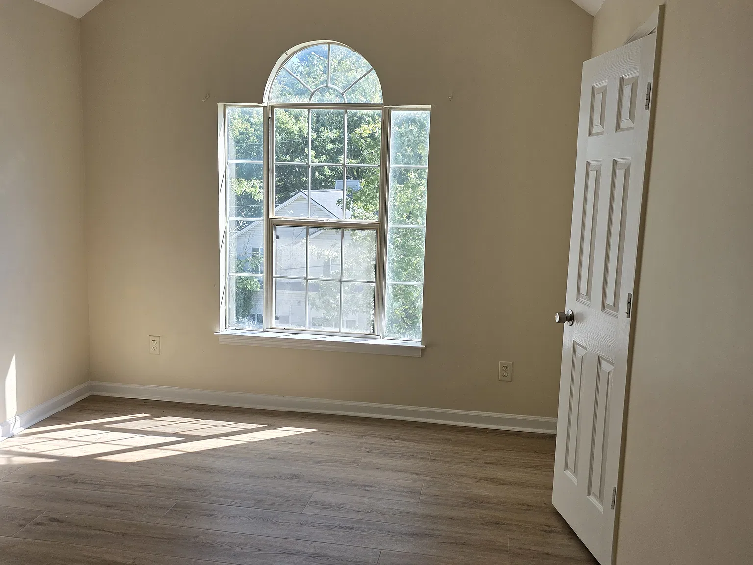4 bed, 2.5 bath, 2900 sqft, $2,200 — Photo 2
