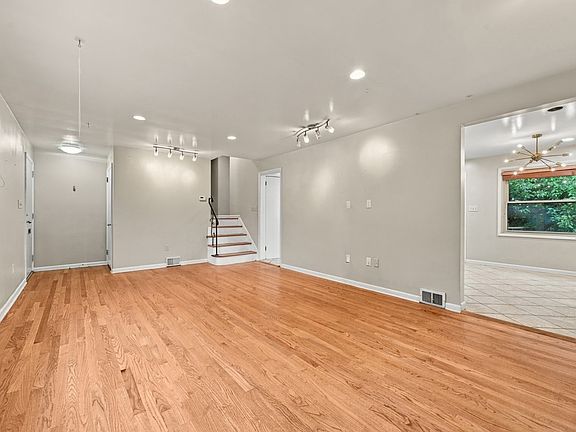 5th image of 421 Kurt Dr
