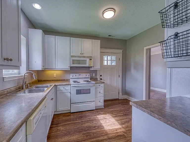 141 Northwestern Ave — Photo 4
