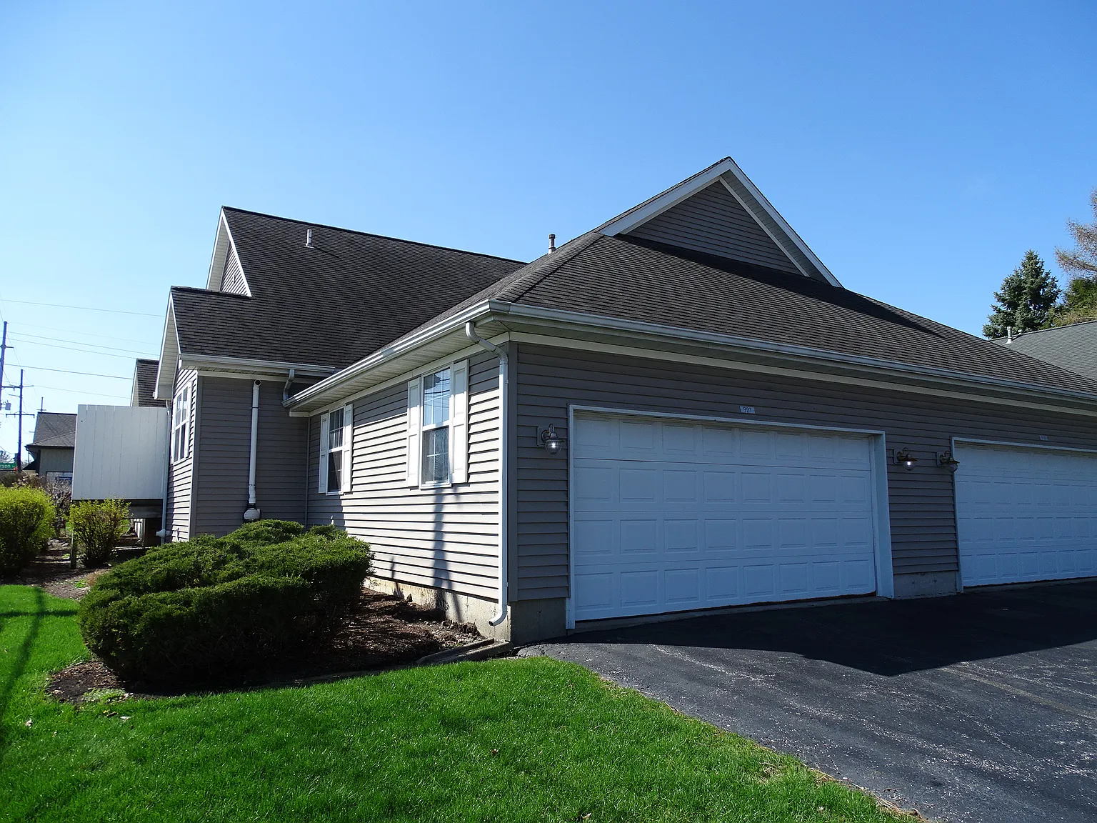 3 bed, 2.5 bath, 1600 sqft, $1,950 — Photo 4