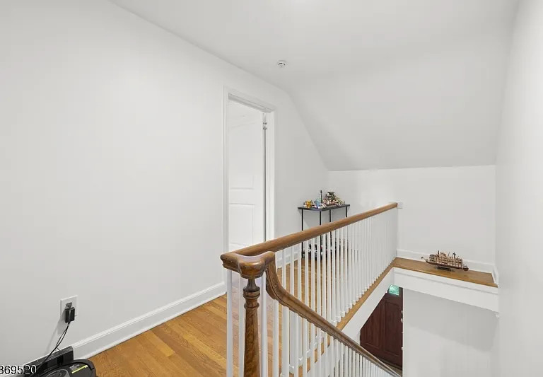 400 Hobart Ave — Photo 13