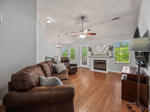 4th image of 147 Rebecca Pines Dr