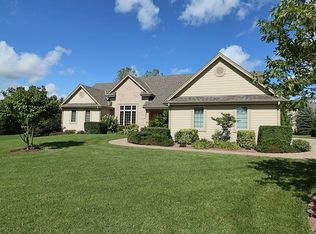 8998 W Stone Hedge Dr, Franklin, WI 53132