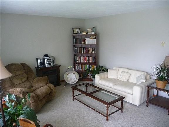 3rd image of 483 W Lincoln Dr