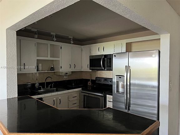 5th image of 1465 NE 123rd St APT 515