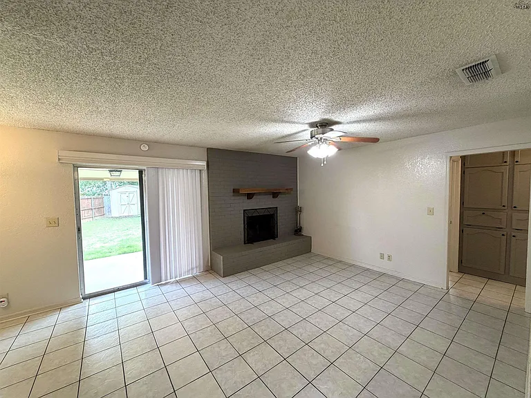 4830 Lovers Ln — Photo 2