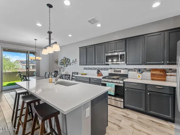 1477 E Basalt Dr, Green Valley, AZ 85614