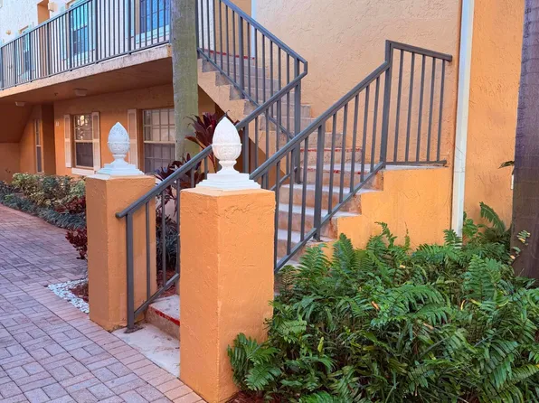 1040 Lake Shore Dr APT 204, Lake Park, FL 33403