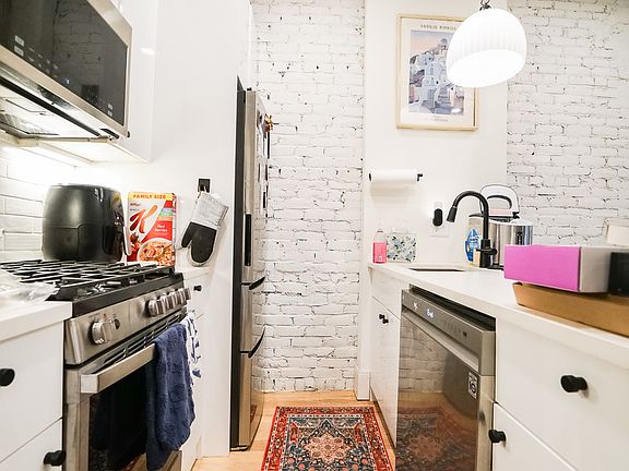 4th image of 308 Saratoga St