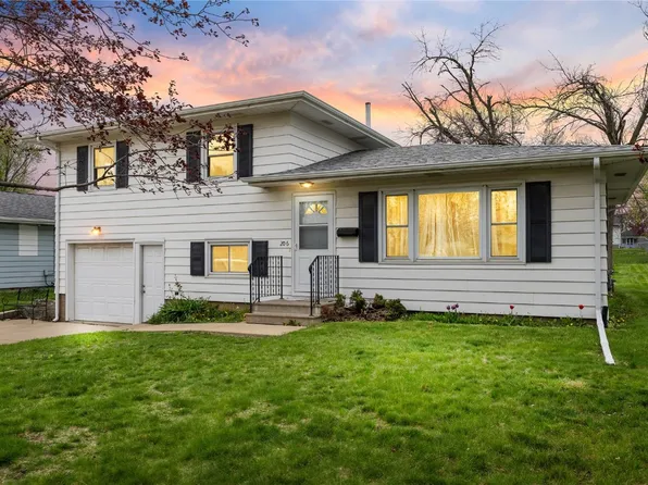206 9th Ave, Hiawatha, IA 52233