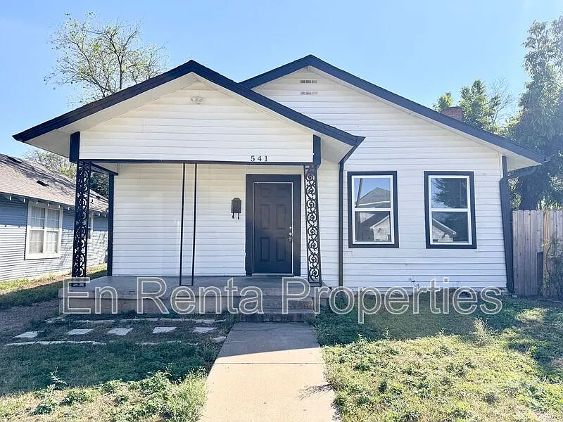 3 bed, 1.0 bath, 1010 sqft, $1,595 — Photo 1