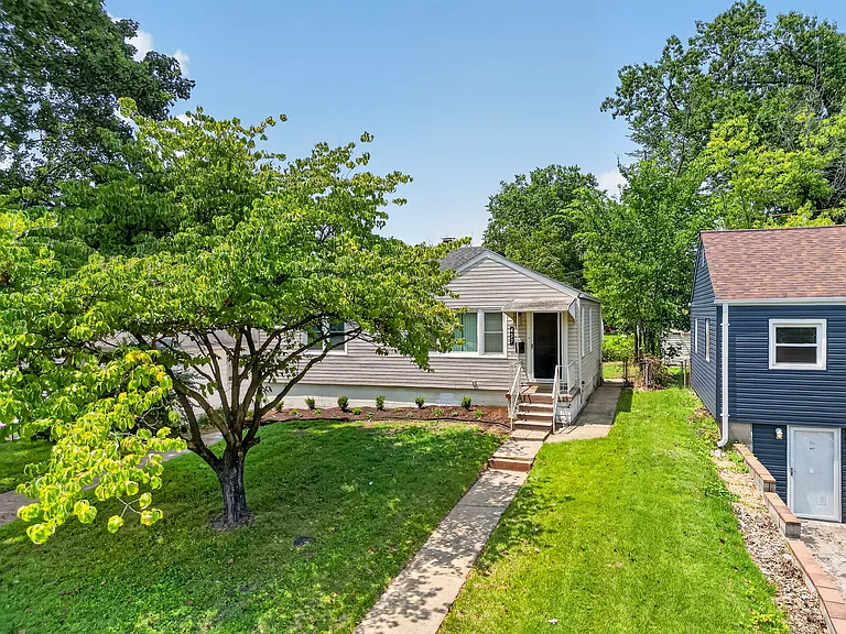 437 Warfield Ave — Photo 4