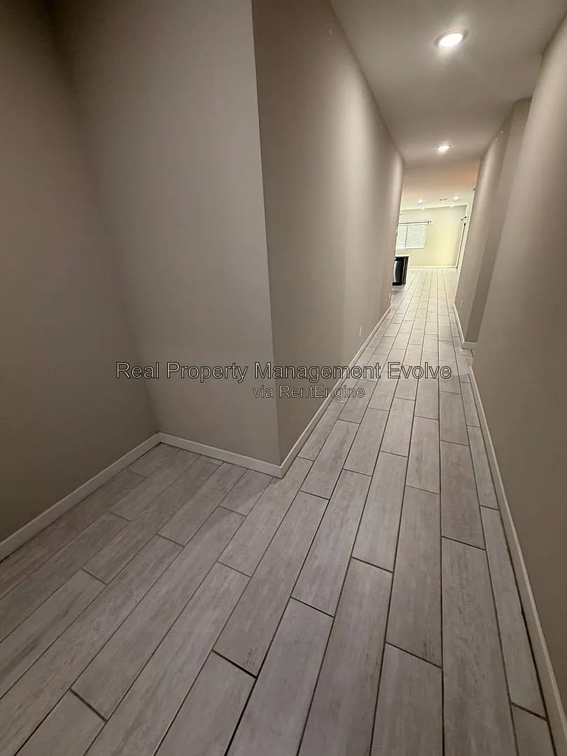 5 bed, 3.0 bath, 2033 sqft, $3,200 — Photo 4