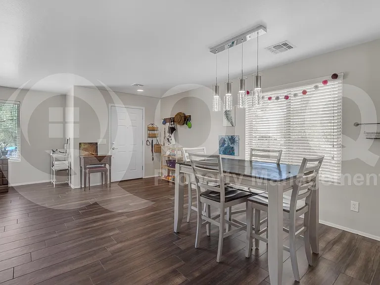 2561 N Hawthorn Dr — Photo 25