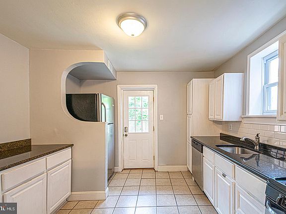 4th image of 2933 W Girard Ave