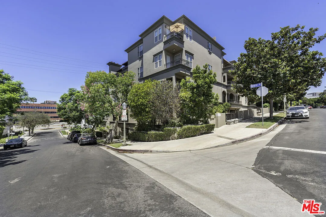 2 bed, 2.0 bath, 1957 sqft, $7,200 — Photo 2