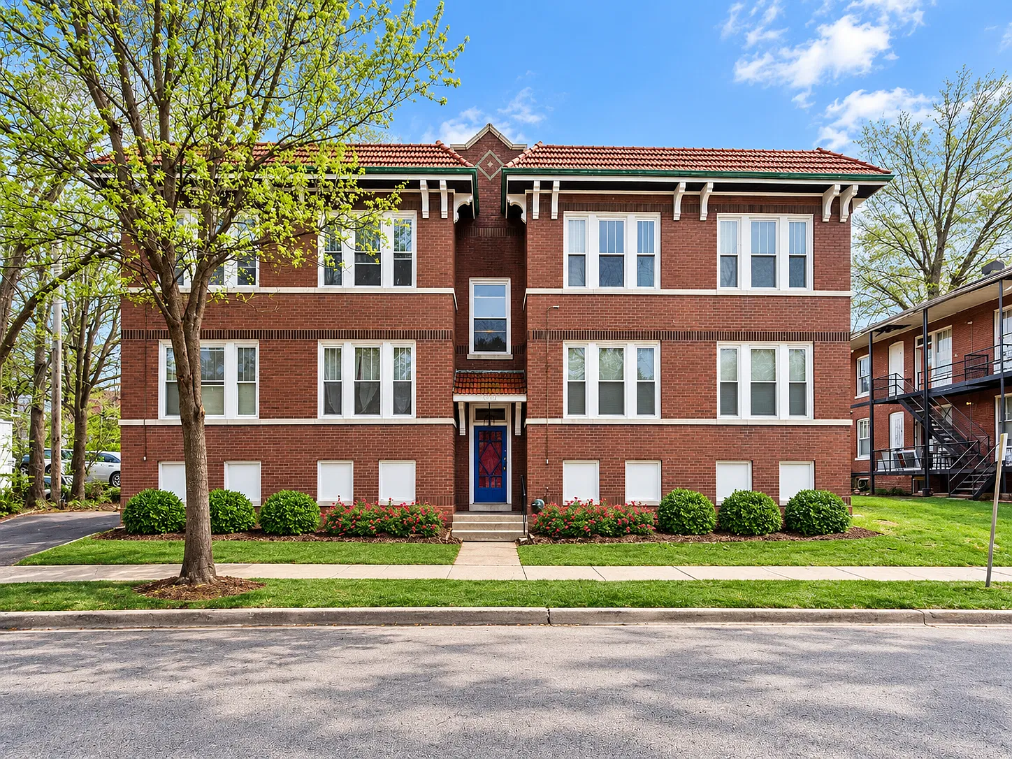 2 bed, 1003 sqft, $1,300 — Photo 1