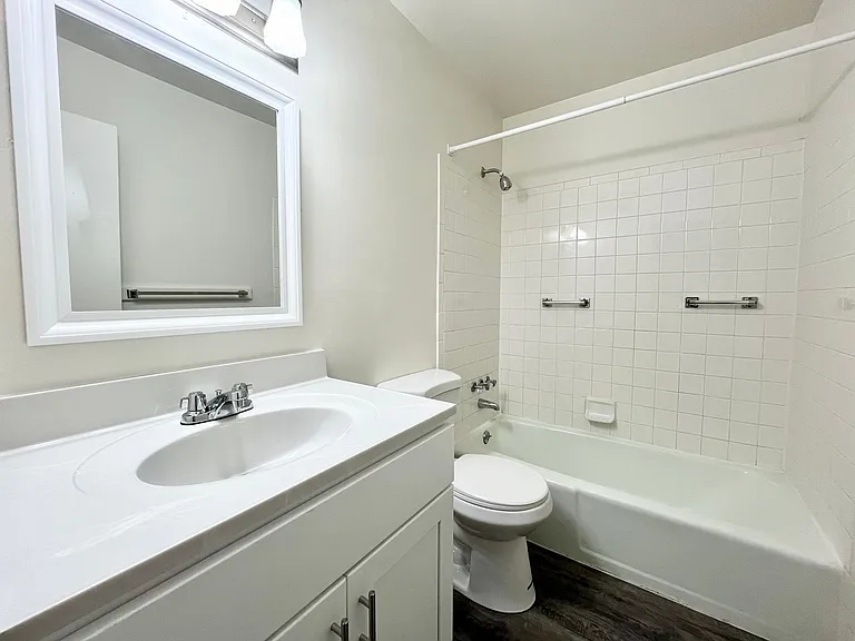 Collinwood Apartments — Photo 17