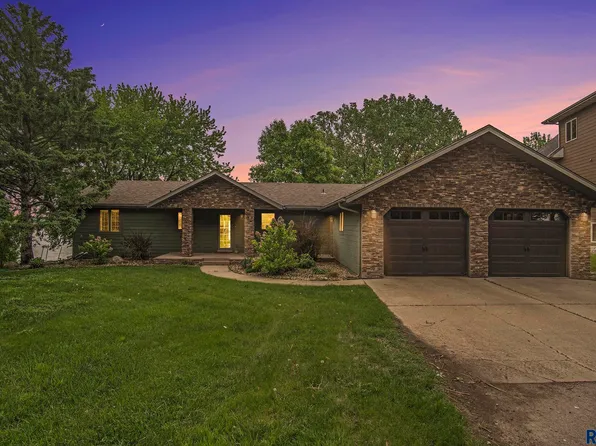 1620 W Lake Dr, Madison, SD 57042
