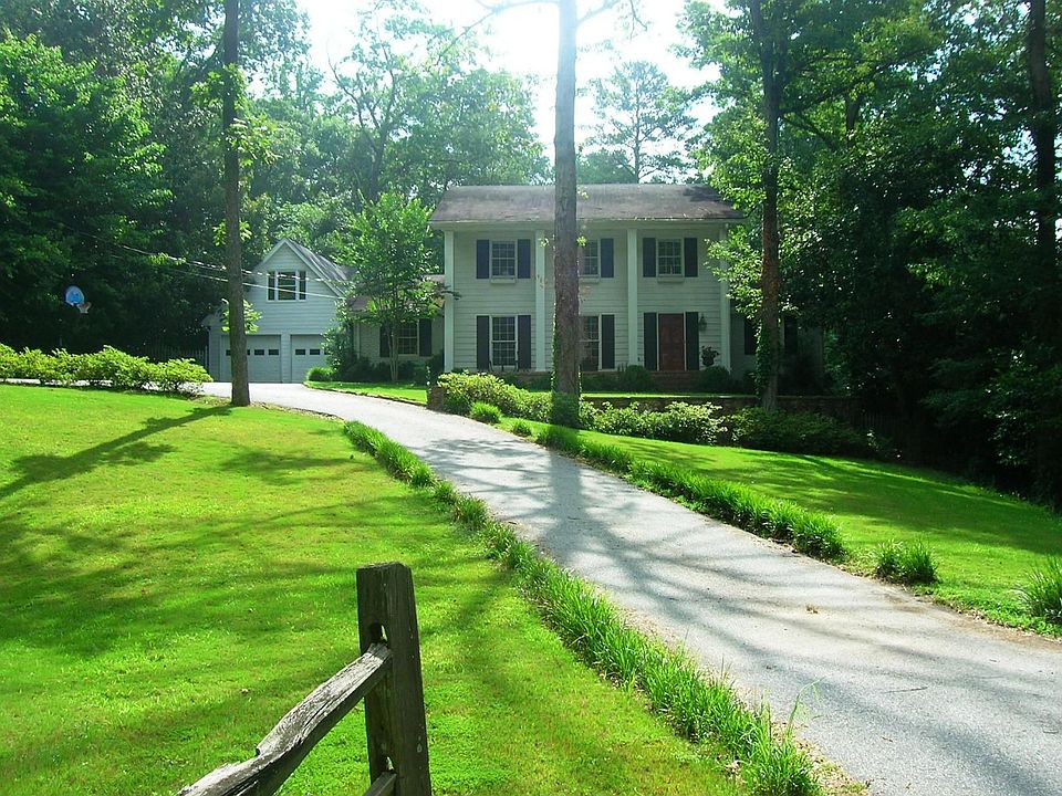 Traditional Home on huge lot in Vinings