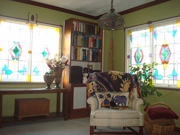 2nd image of 1900 Burbank Dr