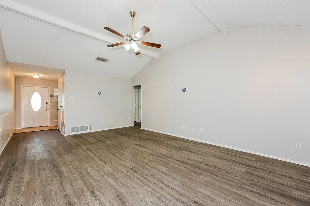 3 bed, 2.0 bath, 1355 sqft, $2,090 — Photo 4