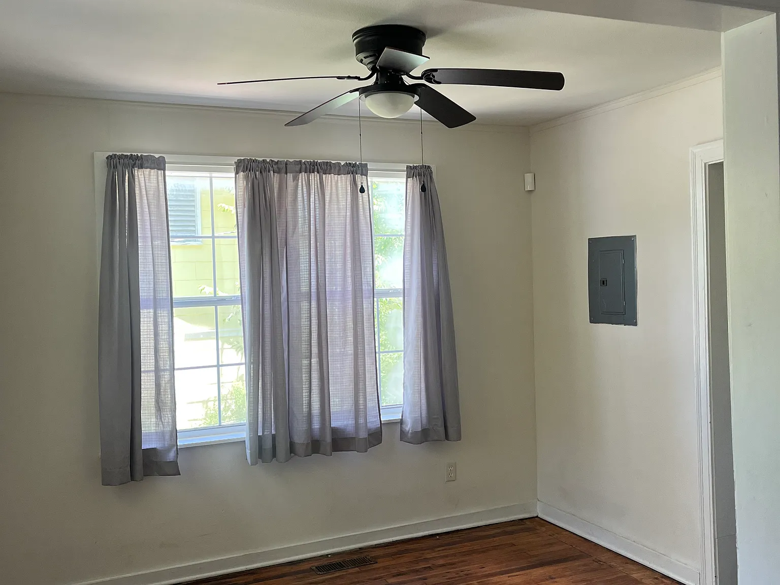 3 bed, $1,100 — Photo 3