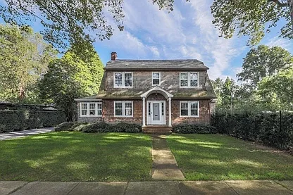 East Hampton Village -newly Renovated — Photo 3