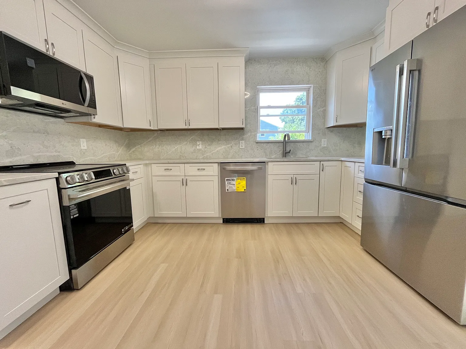 2 bed, 800 sqft, $3,600 — Photo 2