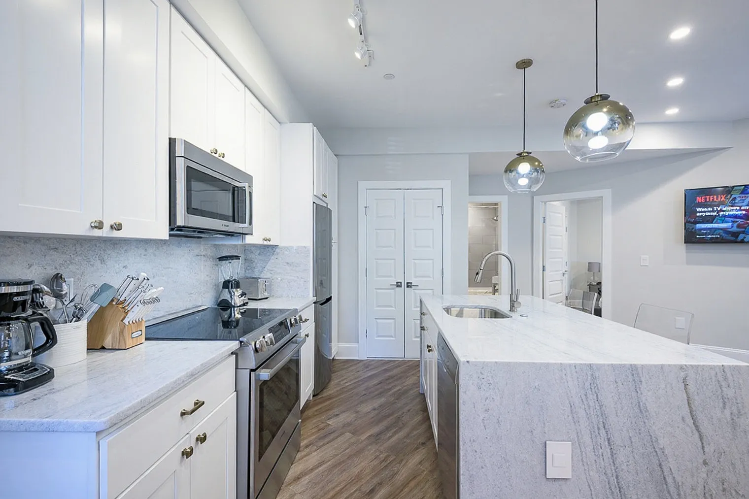 1 bed, 1.0 bath, 5920 sqft, $3,948 — Photo 2
