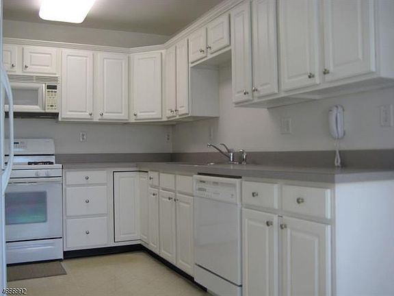 3rd image of 28 Spruce Hill Ct #1214