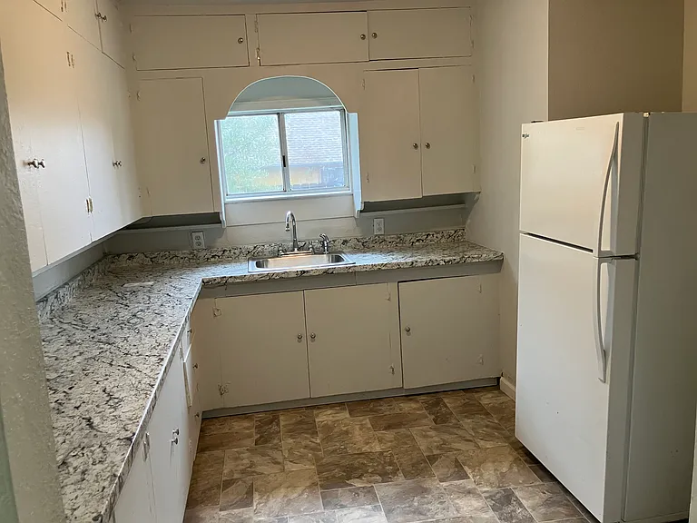 2185 Ithaca St — Photo 8