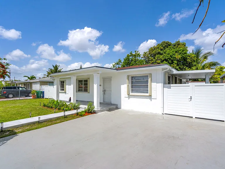 1040 SW 73rd Ct — Photo 3