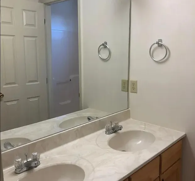 Full bath upstairs