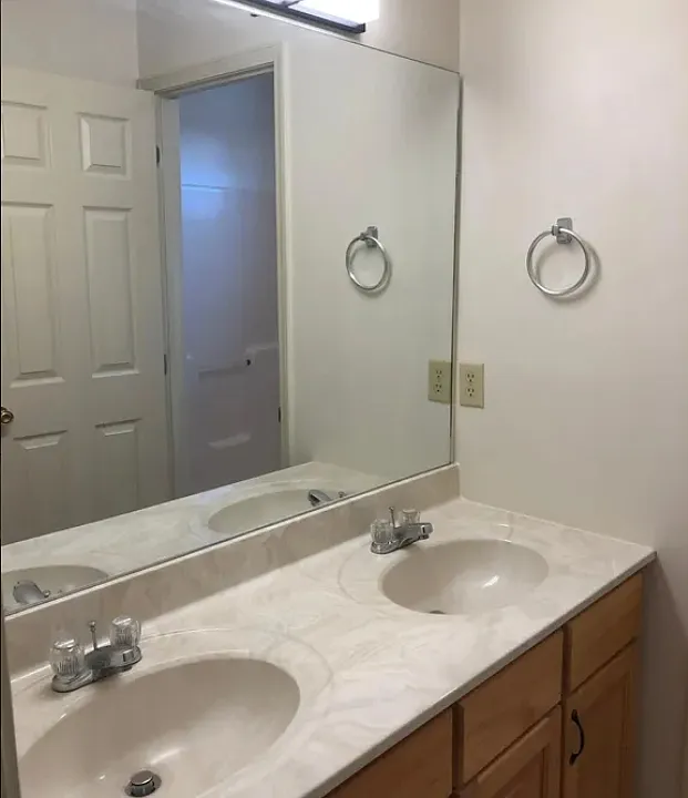 Full bath upstairs