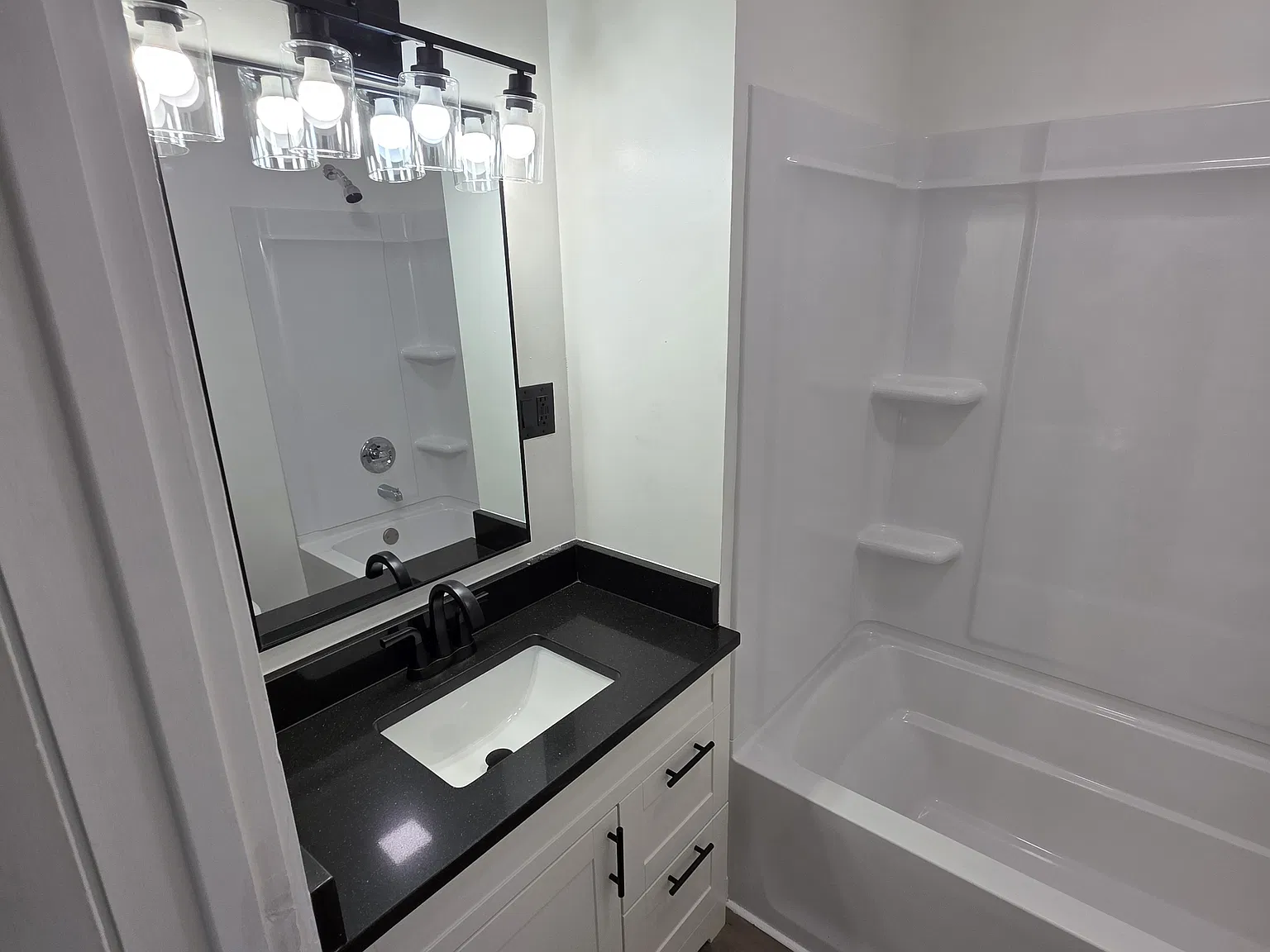 2 bed, 864 sqft, $1,600 — Photo 3