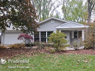 220 Park Ln, Lake Bluff, IL 60044