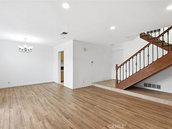 4th image of 8 Silverwood St
