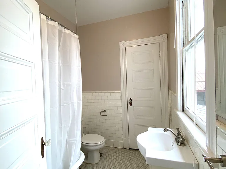 118 E 31st St #2 — Photo 1
