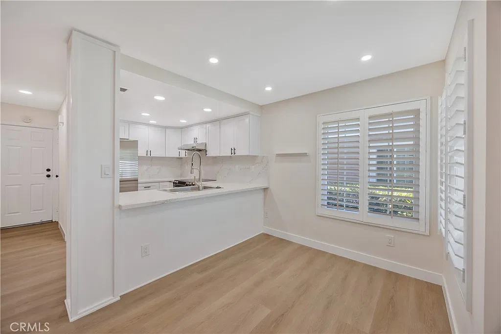2 bed, 2.5 bath, 1372 sqft, $4,100 — Photo 2
