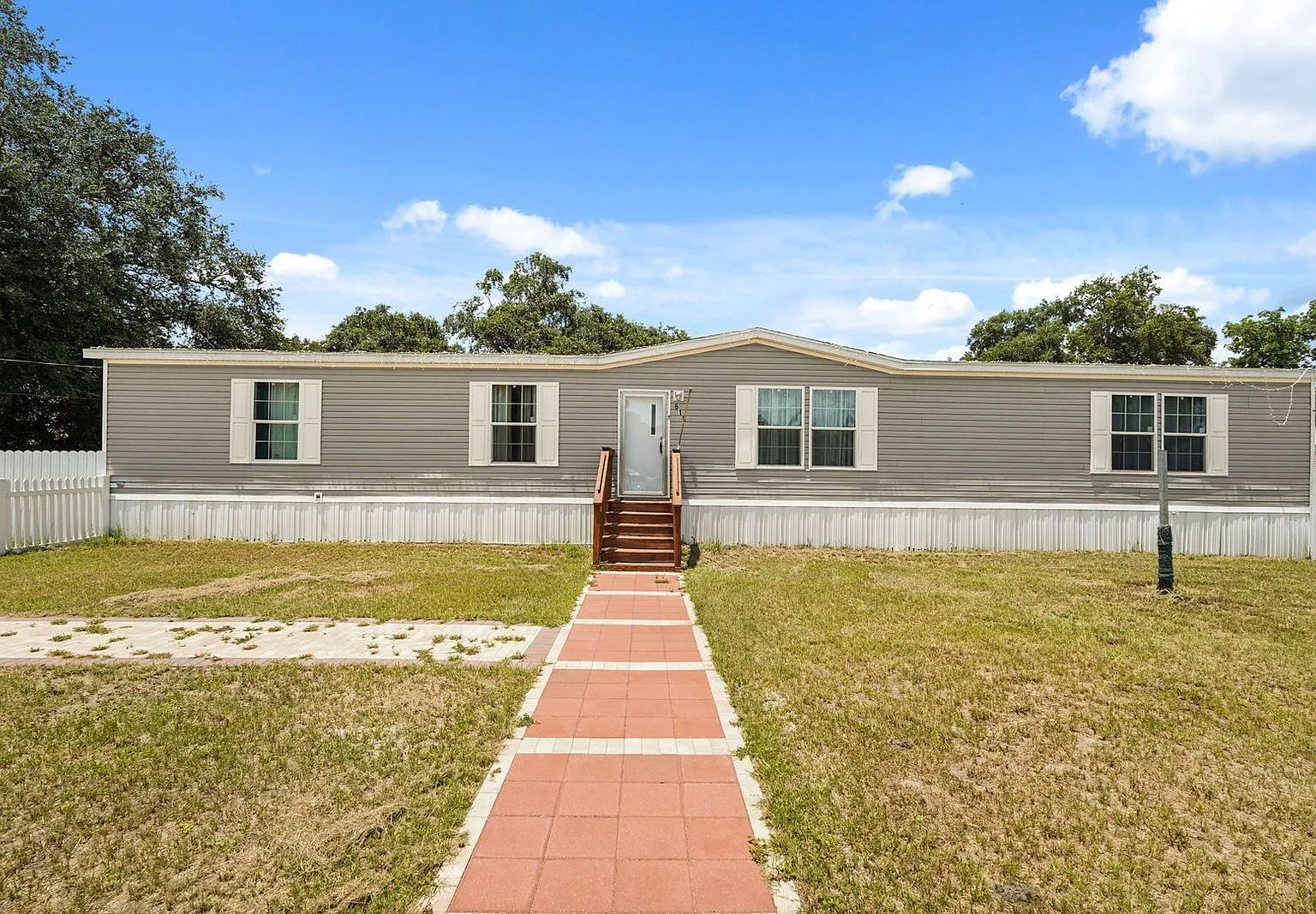 5 bed, 3.0 bath, 2052 sqft, $2,400 — Photo 1