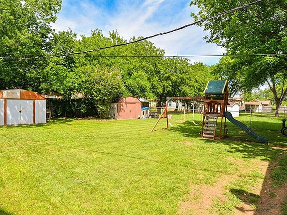 5th image of 621 Comal Ave