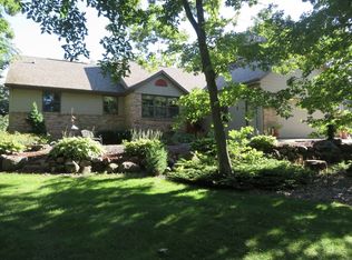 2317 W Glenmoor Ln, Janesville, WI 53545