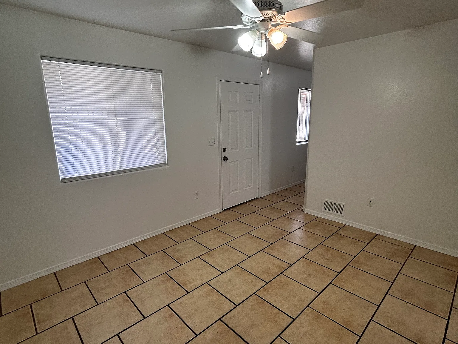 2 bed, 750 sqft, $1,200 — Photo 2
