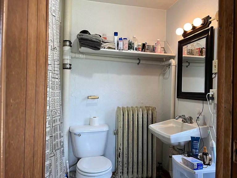 Comfortable Old Home converted into Apartments — Photo 24