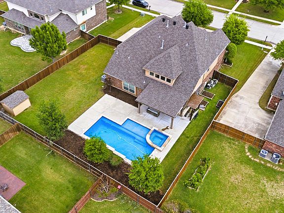 2nd image of 1714 Yosemite Ln