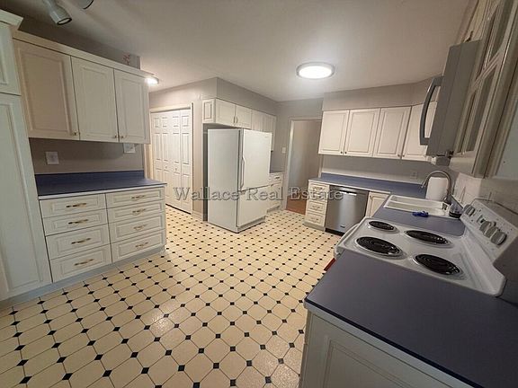 3rd image of 721 E Meadecrest Dr