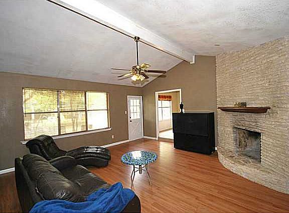 4th image of 1409 Pecan St