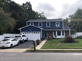 28 Morris Ave, Lake Grove, NY 11755