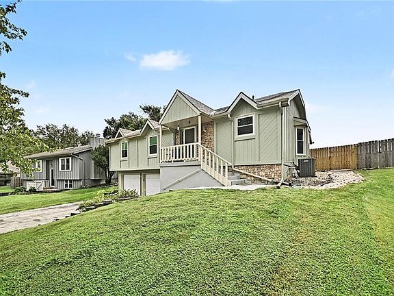 3rd image of 521 NE Karapat Dr